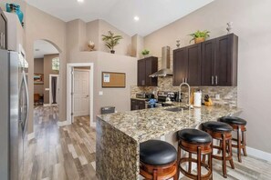 Hus, flere senger, terrasse, hageutsikt (MAD140) | Eget kjøkken | Brødrister og spisebord