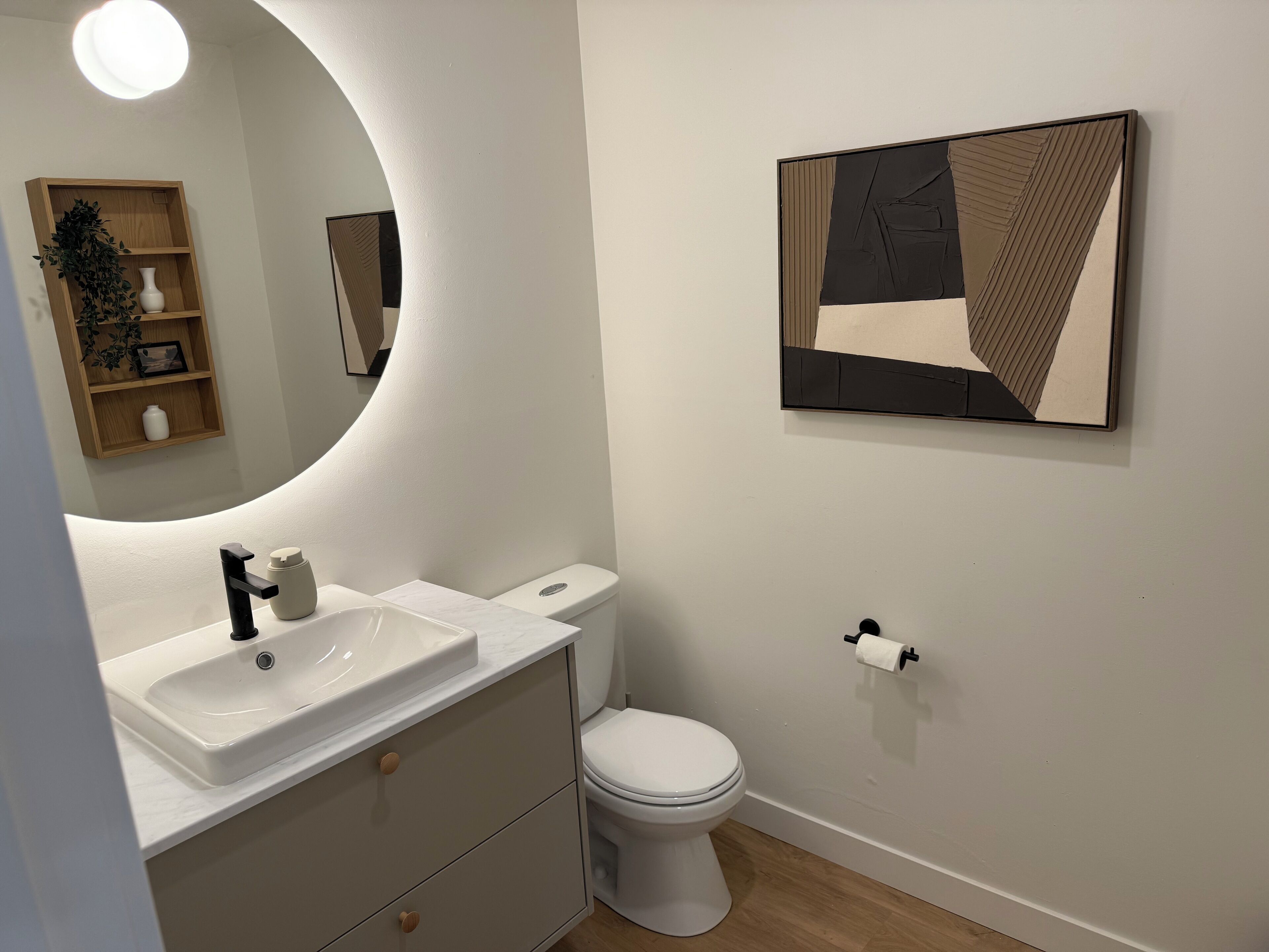 Een haardroger, handdoeken, zeep, toiletpapier