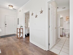 2 عدّة غرف نوم ومكتب ومكواة/لوح كي وواي فاي مجانًا