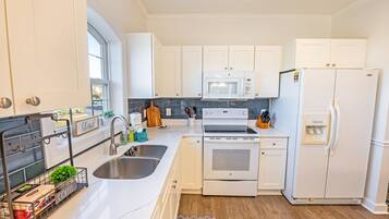 冰箱、微波炉、烤箱、炉灶