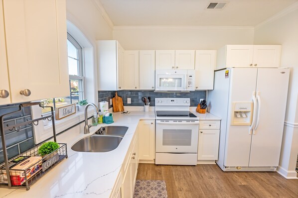 ثلاجة، ميكروويف، فرن، موقد طهي مسطح