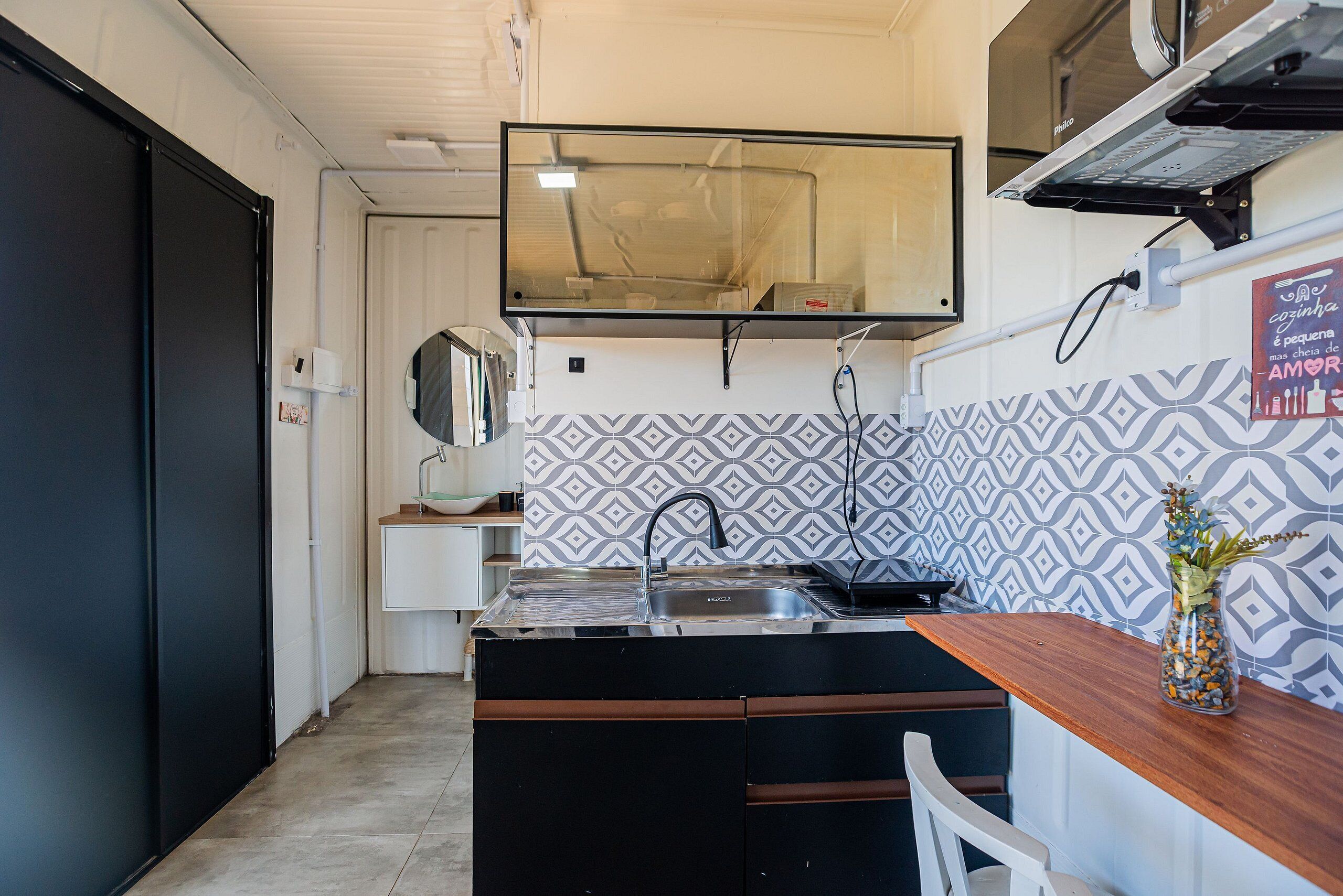 Vila básica | Cozinha privada | Geladeira grande, micro-ondas, fogão, cooktop