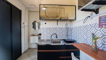 Vila básica | Cozinha privada | Geladeira grande, micro-ondas, fogão, cooktop