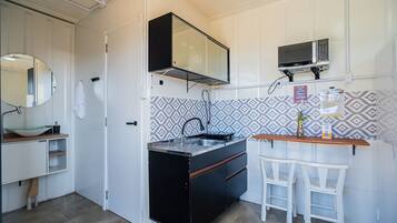 Vila básica | Cozinha privada | Geladeira grande, micro-ondas, fogão, cooktop