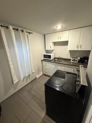 Frigorífico, microondas, horno y placa de cocina