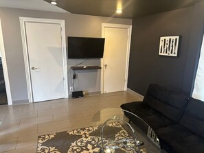 Smart TV - Home Away From Home 2BD in Niagara Falls,  by TIG Properties (Niagara Falls)