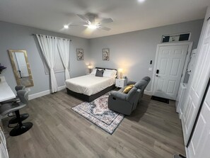 Tabla de planchar con plancha, wifi y ropa de cama 