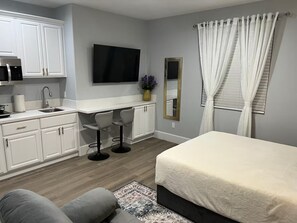1 bedroom, iron/ironing board, WiFi, bed sheets - Private Studio Oasis in Menifee - Kitchenette - Washer/Dryer - Gated Property (Menifee)