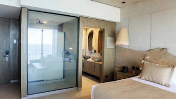 Deluxe Room | Minibar, in-room safe, desk, blackout drapes
