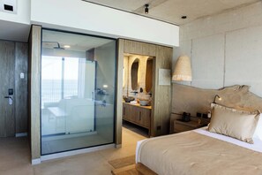 Minibar, caja de seguridad en la habitación y escritorio 