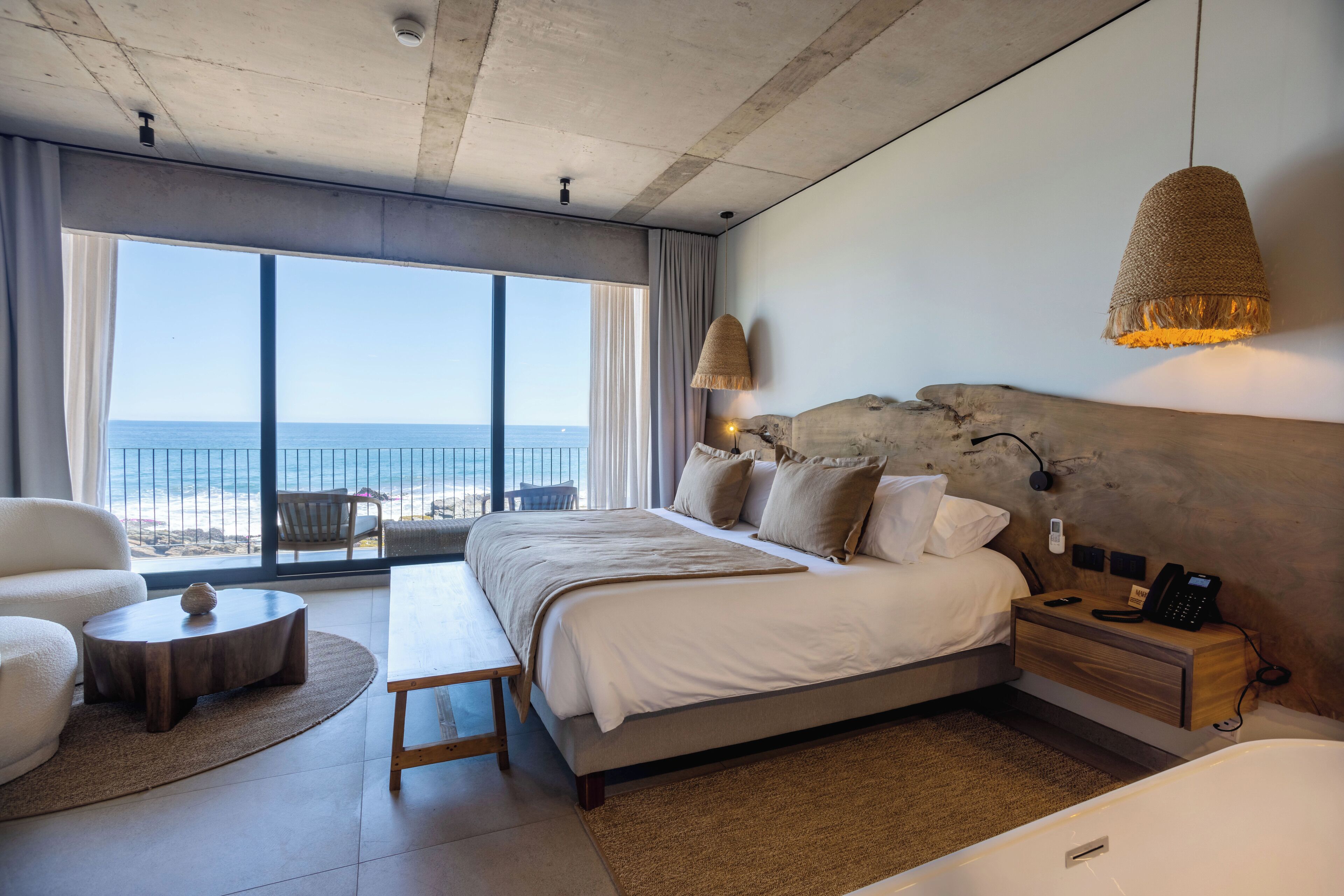 Luxury Room | Minibar, in-room safe, desk, blackout drapes