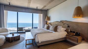 Luxury Room | Minibar, in-room safe, desk, blackout drapes