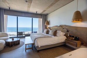 Habitació de luxe | Minibar, caixa forta a l'habitació, escriptori i cortines opaques 