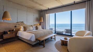 Deluxe Room | Minibar, in-room safe, desk, blackout curtains