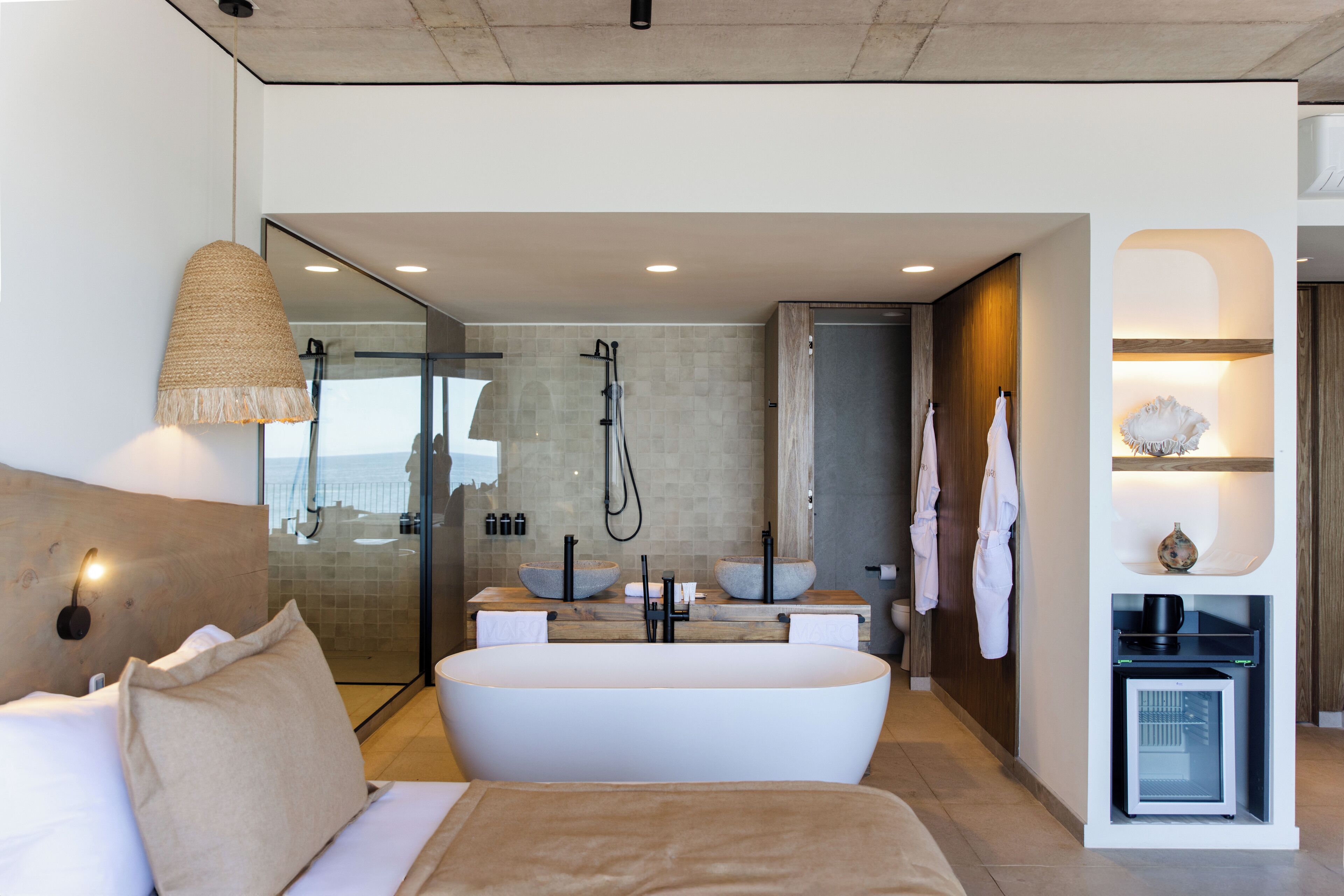 Minibar, caja de seguridad en la habitación y escritorio 