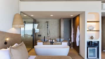 Luxe kamer | Een minibar, een kluis op de kamer, een bureau, verduisterende gordijnen