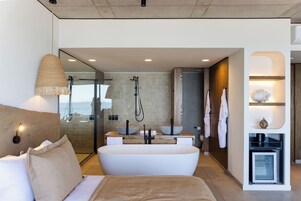 Minibar, caja de seguridad en la habitación y escritorio 