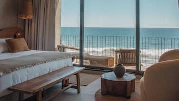 Habitación Deluxe | Minibar, caja fuerte, escritorio y cortinas opacas