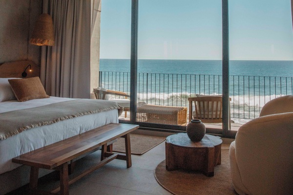 Deluxe Room | Bar mini, peti besi dalam bilik, meja, langsir/tirai gelap terus