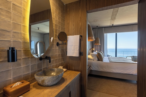 Kamar Deluks | Kamar mandi | Pengering rambut, jubah mandi, sandal, dan handuk