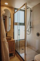 Habitación superior, vistas a la ciudad | Baño | Secador de pelo, toallas, jabón y champú