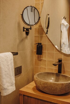 Superior Room, City View | Bathroom | Hair dryer, towels, soap, shampoo