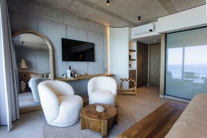 ميني بار وخزنة داخل الغرفة ومكتب وستائر تعتيم