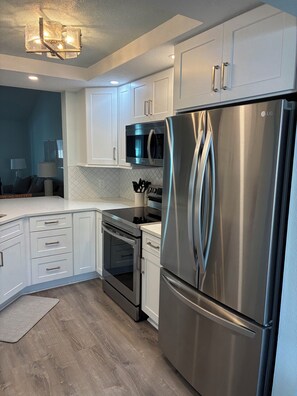 Mikrobølgeovn, ovn, kokeplater og oppvaskmaskin