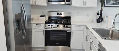 Microondas, horno, placa de cocina y lavavajillas