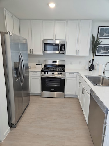 Stylish 2 Bedroom Retreat in Tavola-Peaceful Getaway Near Houston, IAH Airport