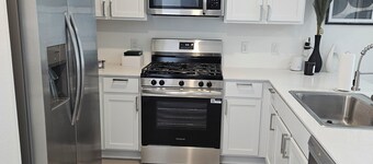 Stylish 2 Bedroom Retreat in Tavola-Peaceful Getaway Near Houston, IAH Airport