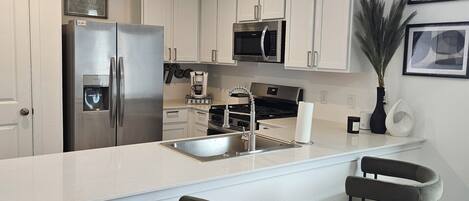 Four Ă micro-ondes, un four, surface de cuisson, lave-vaisselle