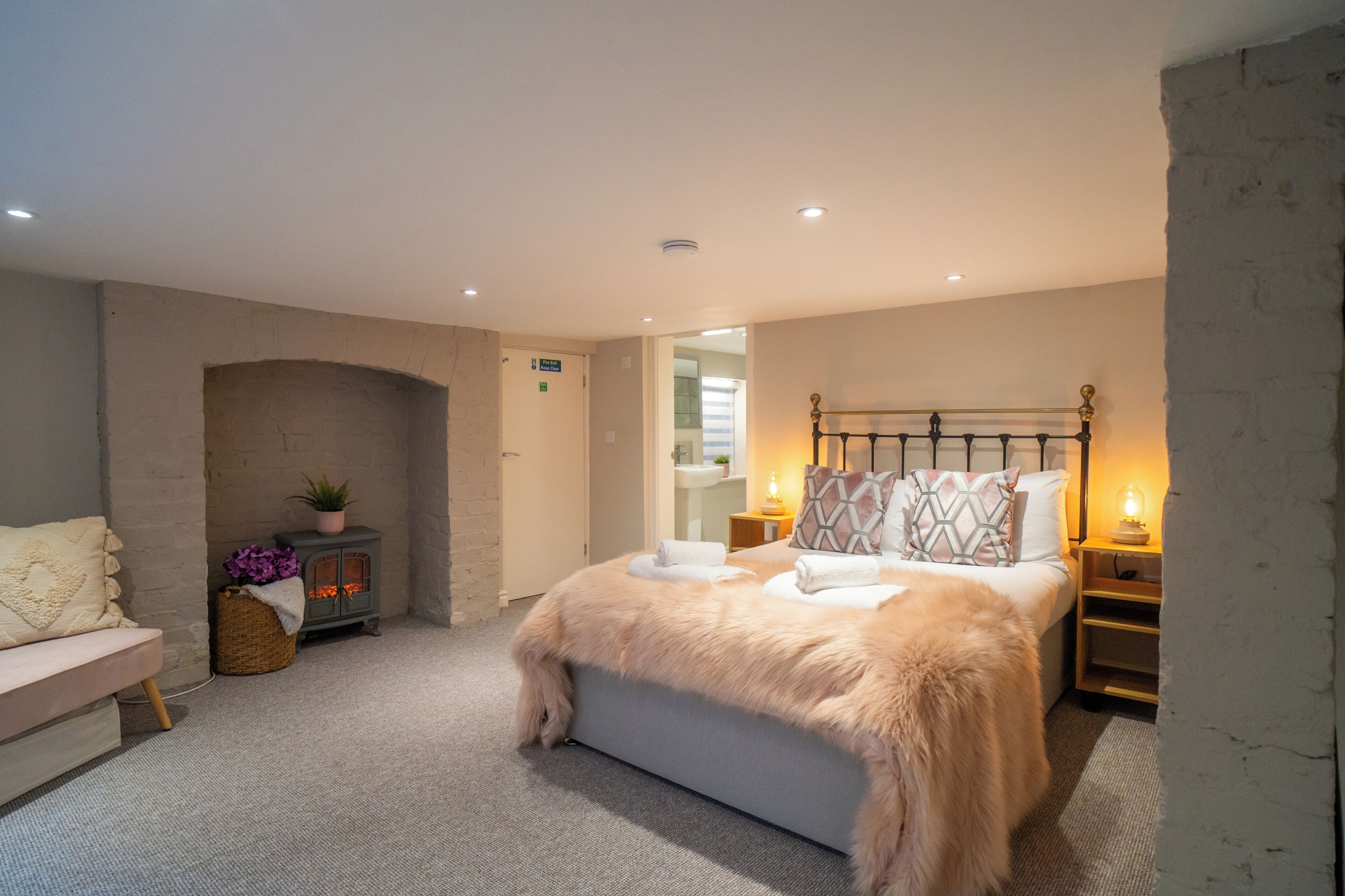 Een strijkplank/strijkijzer, wifi, beddengoed