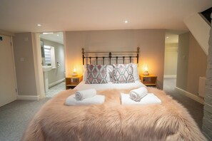 Een strijkplank/strijkijzer, wifi, beddengoed