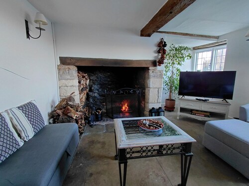 Pet-friendly Cotswold cottage with fireplace and views over the rolling fields