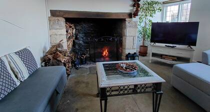 Pet-friendly Cotswold cottage with fireplace and views over the rolling fields
