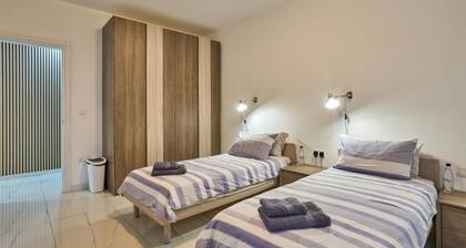 Il-Girna- Modern Seaside Accommodation-Comfort Triple Room