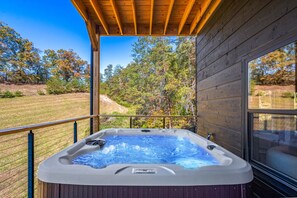 Outdoor spa tub - Secluded Cabin w/ Mountain Views, Hot Tub, + Games (Sevierville)