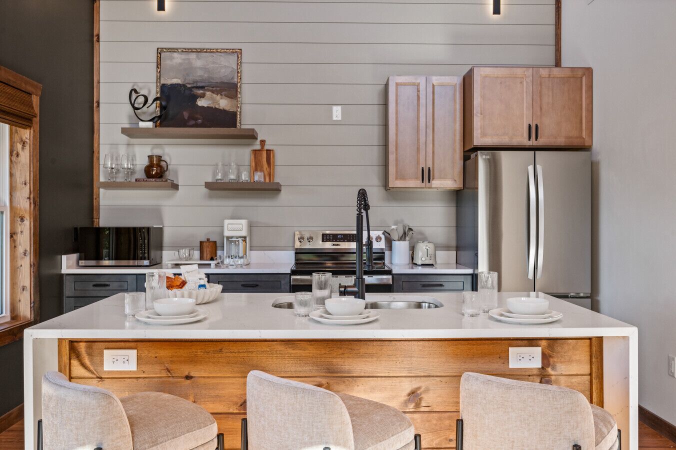 Refrigerador, microondas, horno y parrilla de estufa 