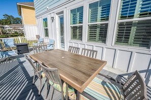Outdoor dining - Spacious 3BR Home Close to Beach Centrally Located (Myrtle Beach)