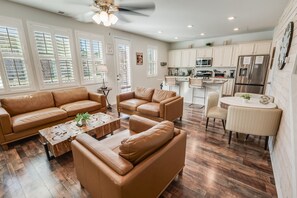 Smart-TV, bøker og kontorer