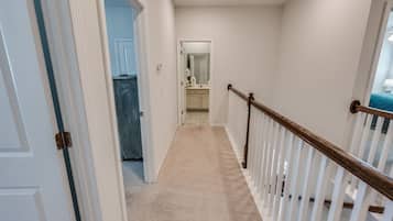 3 quartos, escrivaninha, ferros/tábuas de passar roupa