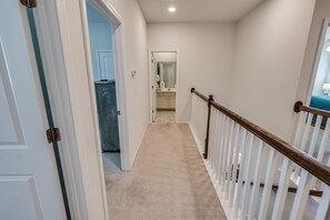 3 quartos, escrivaninha, ferros/tábuas de passar roupa