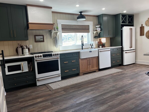 ثلاجة، ميكروويف، فرن، موقد طهي مسطح