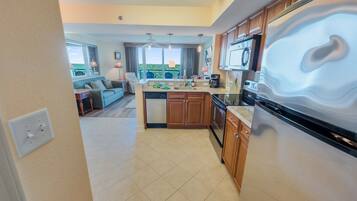 Kylskåp, mikrovågsugn, ugn och spishäll