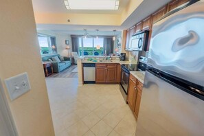 Køleskab, mikrobølgeovn, ovn, kogeplade