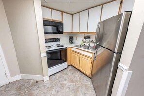 Fridge, microwave, oven, stovetop - Oceanview Landmark,Beautiful, Pools, Nice Location (Myrtle Beach)