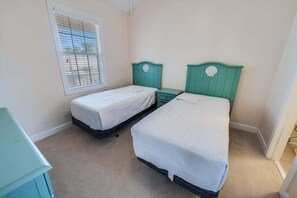 2 makuuhuonetta, työpöytä, silitysrauta/-lauta, ilmainen Wi-Fi