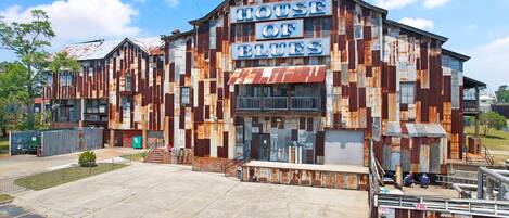 المنشأة من الخارج