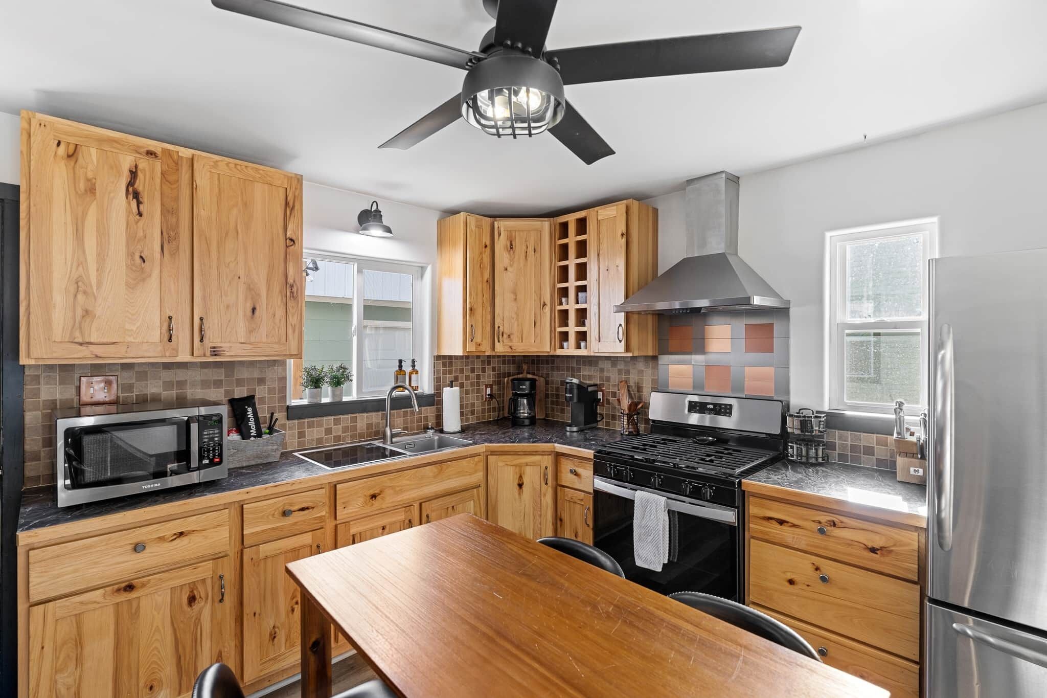 Jääkaappi, mikroaaltouuni, uuni, liesi